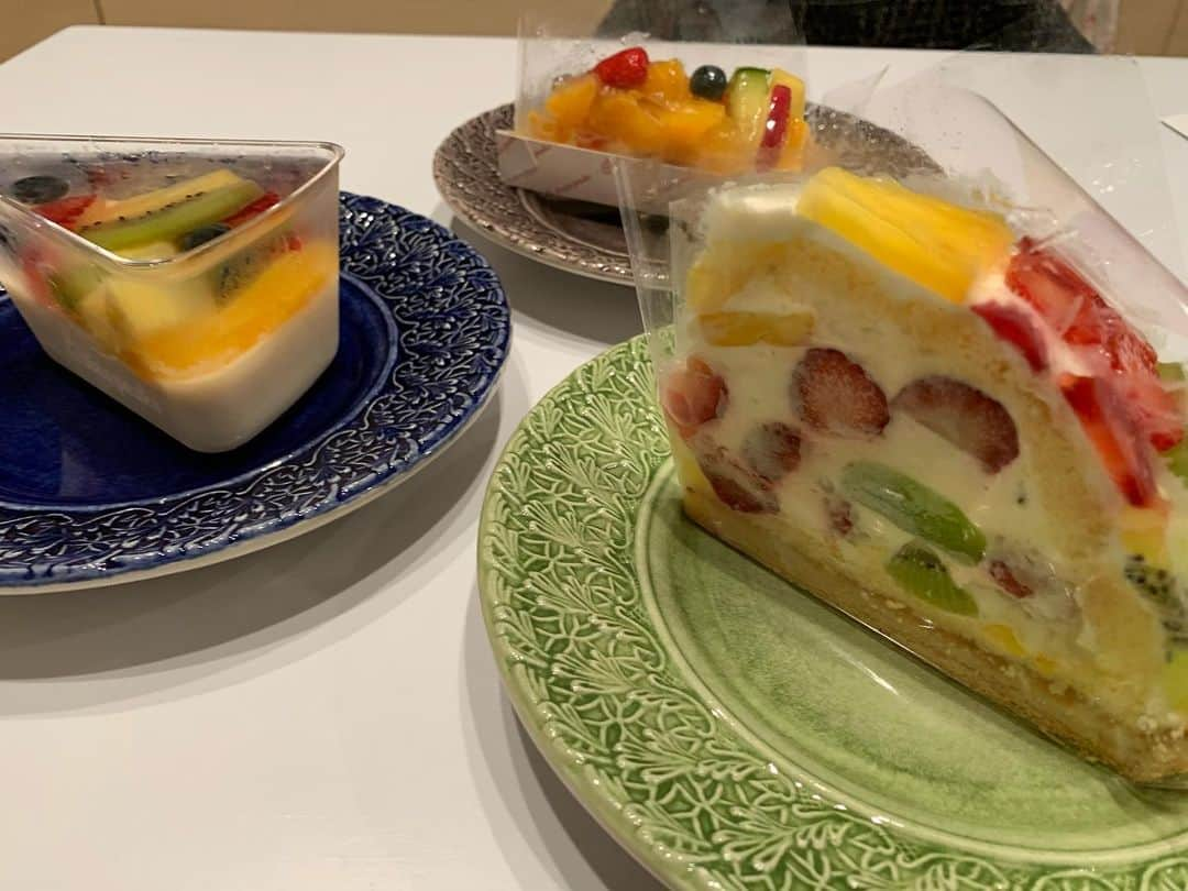 小倉優子さんのインスタグラム写真 - (小倉優子Instagram)「昨日は、ケーキ屋さんにも寄りました✨✨ 　 フルーツたっぷりで、美味しかったぁ❣️❣️  お砂糖が入った飲み物をやめたので、一日一回のスイーツが楽しみです💕💕」6月28日 15時01分 - ogura_yuko_0826