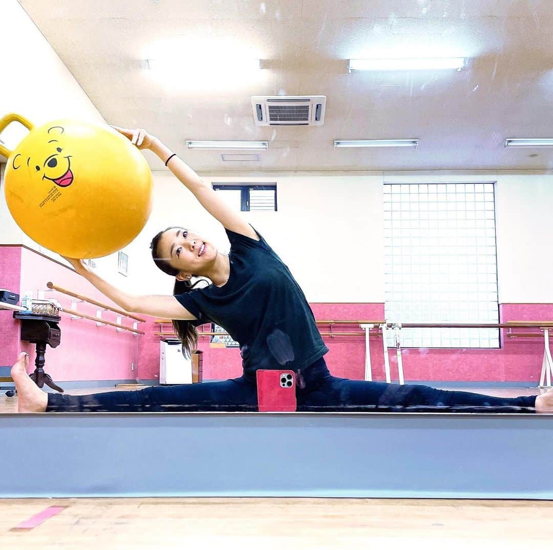 村主章枝さんのインスタグラム写真 - (村主章枝Instagram)「Happy Monday😊 This little exercise ball makes me smile all the time.  I love pooh💗 ハッピーマンデー！ 今週も頑張りましょう💪🏻 幸せにしてくれる、プーさんボール！ #poohbear」6月29日 0時37分 - fumie.suguri