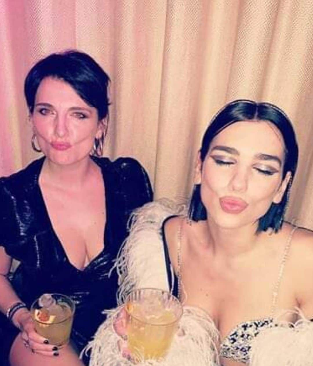 デュア・リパさんのインスタグラム写真 - (デュア・リパInstagram)「Mama! Happy Birthday! @anesalipa You’re the strongest woman I know with the biggest heart in the world. Just watching you, the person you are, filled with love, care, kindness and empathy while i’ve been growing up has made me who I am. Thank you for every sacrifice you have made for us all. I wouldn’t be me without you! I love you and I hope you have the best day 🎈❤️🎈❤️🎈❤️🎈❤️🎈❤️🎈」6月29日 0時45分 - dualipa