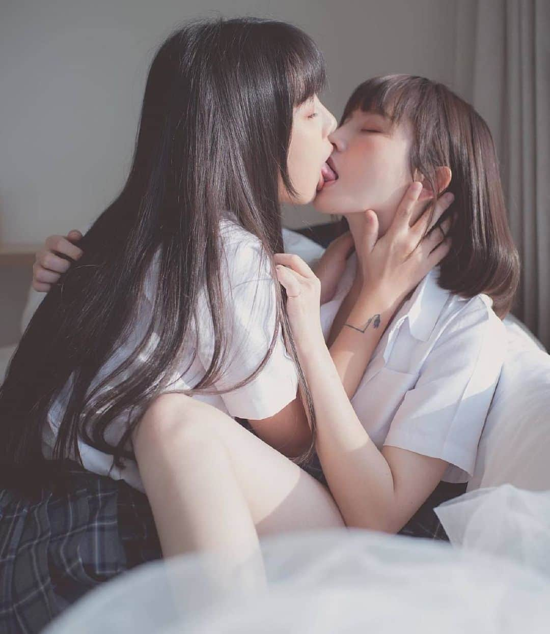 Shikaさんのインスタグラム写真 - (ShikaInstagram)「🤭🤭🤭 #yuri #jk #seifuku」6月29日 1時07分 - shika.kamisaka