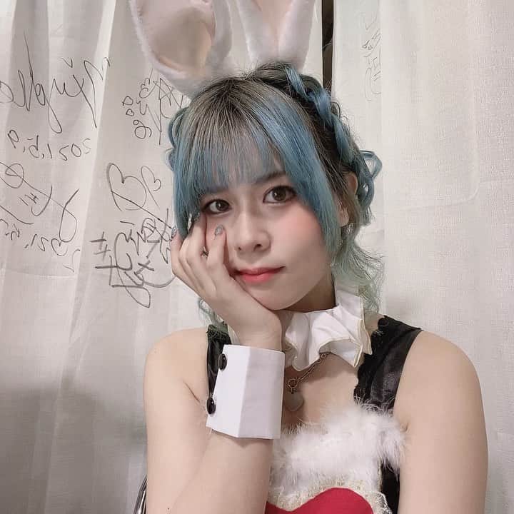 のインスタグラム：「動画🐇♥️  #RTは可愛いの再放送 ──────────────── #ショートカット女子 #インスタグラビア #派手髪ショート #派手髪女子 #派手髪 #グラビアモデル #コスプレイヤー  #cosplayersofinstagram #cosplayer #cosplaygirl #kawaiigirl #cosplaylife #cosplaying #코스프레 #角色扮演 #gravure ────────────────」