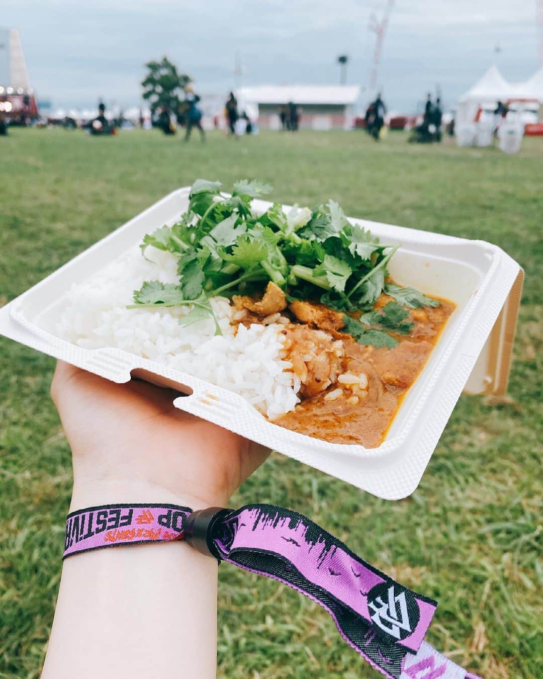 岩井七世のインスタグラム：「DPFで食べたスパイスカレー🍛 パクチートッピング。久しぶりに野外フェスでたべるカレー、最高だった🥲🌿  #DPF2021 #SiM #マキシマムザホルモン #あっこゴリラ #creepynuts  #カレーは今日も美味しかった #🍛   フェスでライブみながらカレー食べられる世界 叶えてくれてマジでありがとうございます。 ただ、もう一杯いけた。(大盛り熱望🔥)」