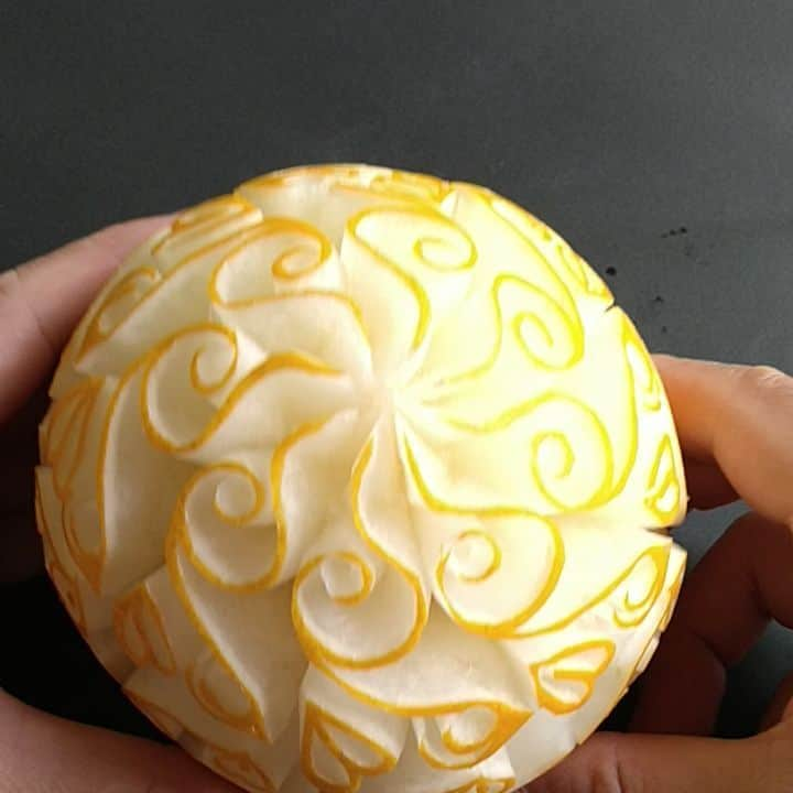 gakuのインスタグラム：「Yellow melon  #フルーツカービング#carving #meloncarving #fruitcarving#fruit#melon#🍈 #野菜アート #野菜彫刻 #果物アート  #果物彫刻」