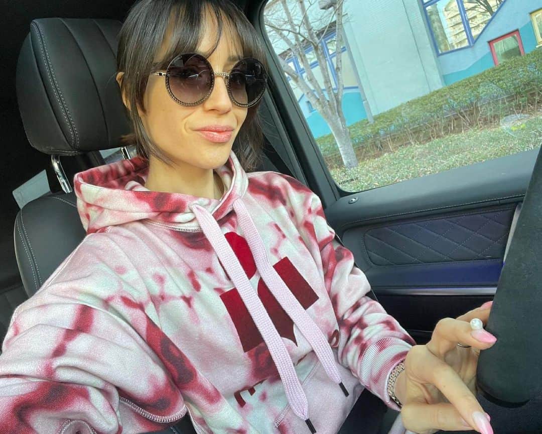 アンナ・オルティス（イニエスタの妻）のインスタグラム：「Feliz lunes a todos! 🌈🚗  良い月曜日を！ 🌈🚗」