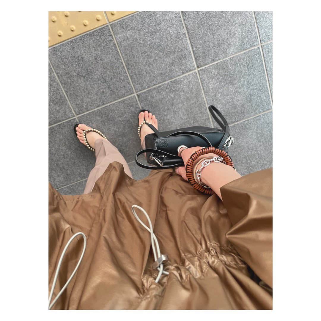 野尻美穂のインスタグラム：「撮れる時に撮ってる最近の手元や服。 ベビーカーだからこの画角が増えそう👯‍♀️」