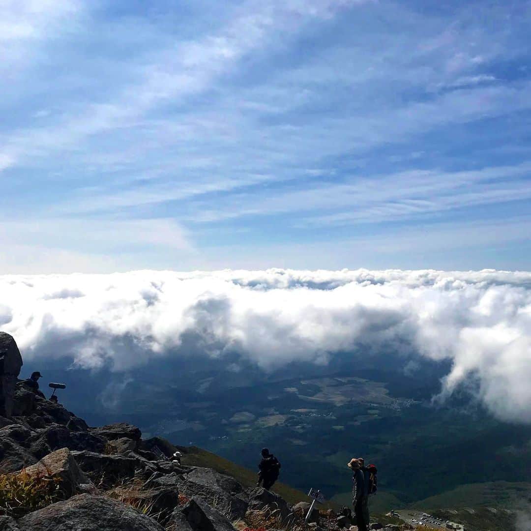 駒井蓮さんのインスタグラム写真 - (駒井蓮Instagram)「-  岩木山に登ると こんな感じです。  色んなことも 悩みも、ちっちゃく思える  あ 初めて山を登りまして 最初はいえーい！と盛り上がっていましたが 最後は真顔になっていました。笑  #いとみち #ito」6月28日 17時51分 - ren.komai_official