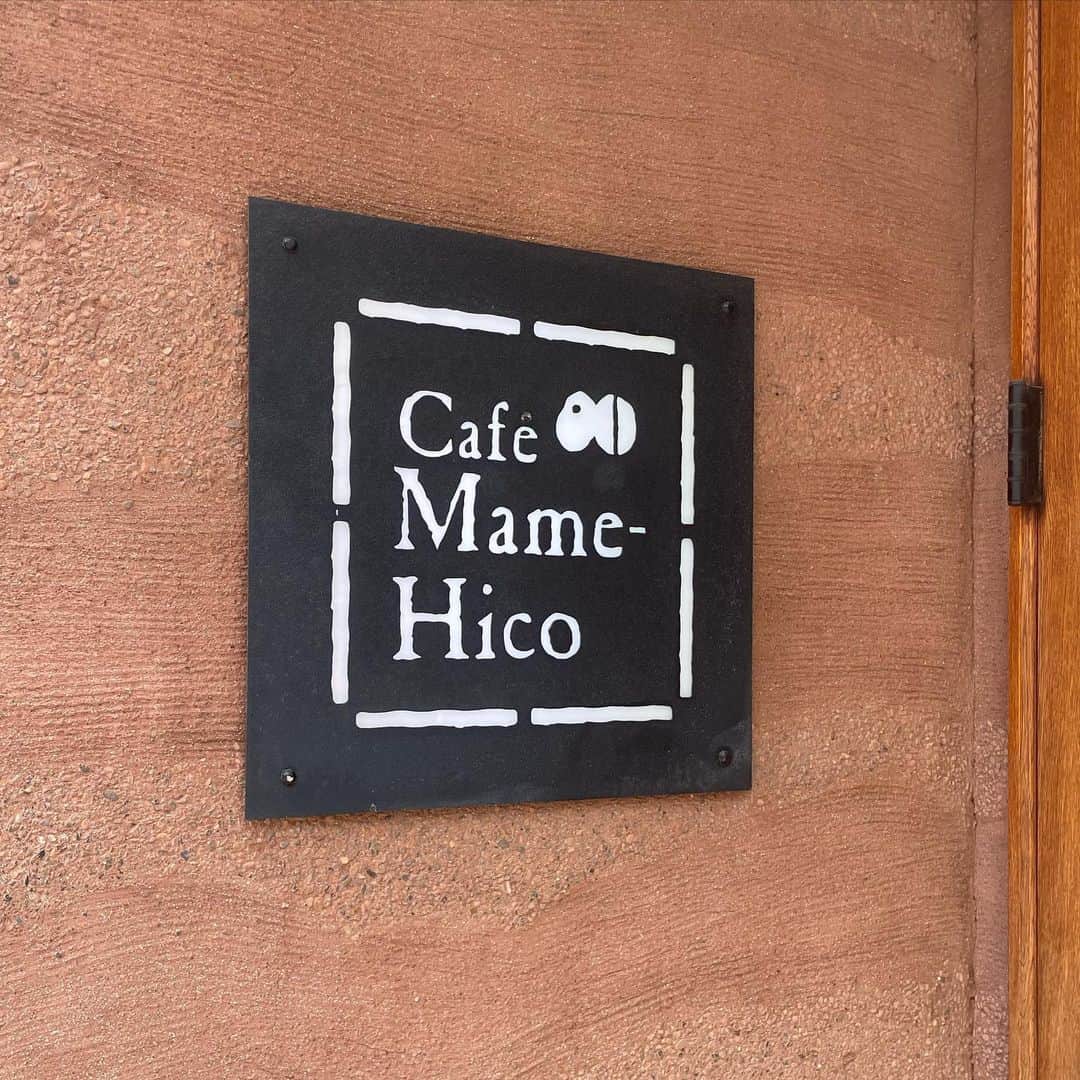 まゆぴちゅーさんのインスタグラム写真 - (まゆぴちゅーInstagram)「三軒茶屋の自分でクレープが作れるカフェ☕︎⸜❤︎⸝‍  📍『Cafe Mame-Hico(カフェマメヒコ)』 ➯➱➩ @cafe_mamehico   クレープとパン🍞を頼んで、 ジャム、バター、生クリームなど好きなもの をオーダーしてトッピングして食べるの♡  こーゆーの女子好きだよね🙈♡♡（笑）  小豆はサービスでついてきて、ジャムは アプリコットジャムでした🧡  もちもちクレープとサクふわな厚切りパン のお味は最高でした( ⸝⸝⸝⁼̴́◡︎⁼̴̀⸝⸝⸝)💖💖！  日差しが当たるテラス席がおすすめ✊🌈 飲み物は1000円以上して高いけど、笑 １杯お代わり無料みたい😳(知らないと損w)  -----------------------------  🚃最寄駅：三軒茶屋 キャロットタワー口徒歩2分 🏡住所：東京都世田谷区太子堂4-20-4 ⏰営業時間：8:00〜12:00 🌤定休日：不定休 💰予算：¥2,000ぐらい  ----------------------------- . . . #カフェマメヒコ #cafemamehico #三軒茶屋 #三茶カフェ #三軒茶屋カフェ #渋谷カフェ #三軒茶屋グルメ #三軒茶屋ランチ #カフェ部 #モーニングカフェ #東京カフェ巡り  #クレープ #厚切りトースト #テラス席 #テラス席があるお店 #テラスカフェ  #東京グルメ #カフェ巡り好きな人と繋がりたい  #カフェ記録 #カフェテラス #tokyocafe  #淡色カフェ #カフェスタグラム #かふぇすたぐらむ」6月28日 17時53分 - mayu_03pichu