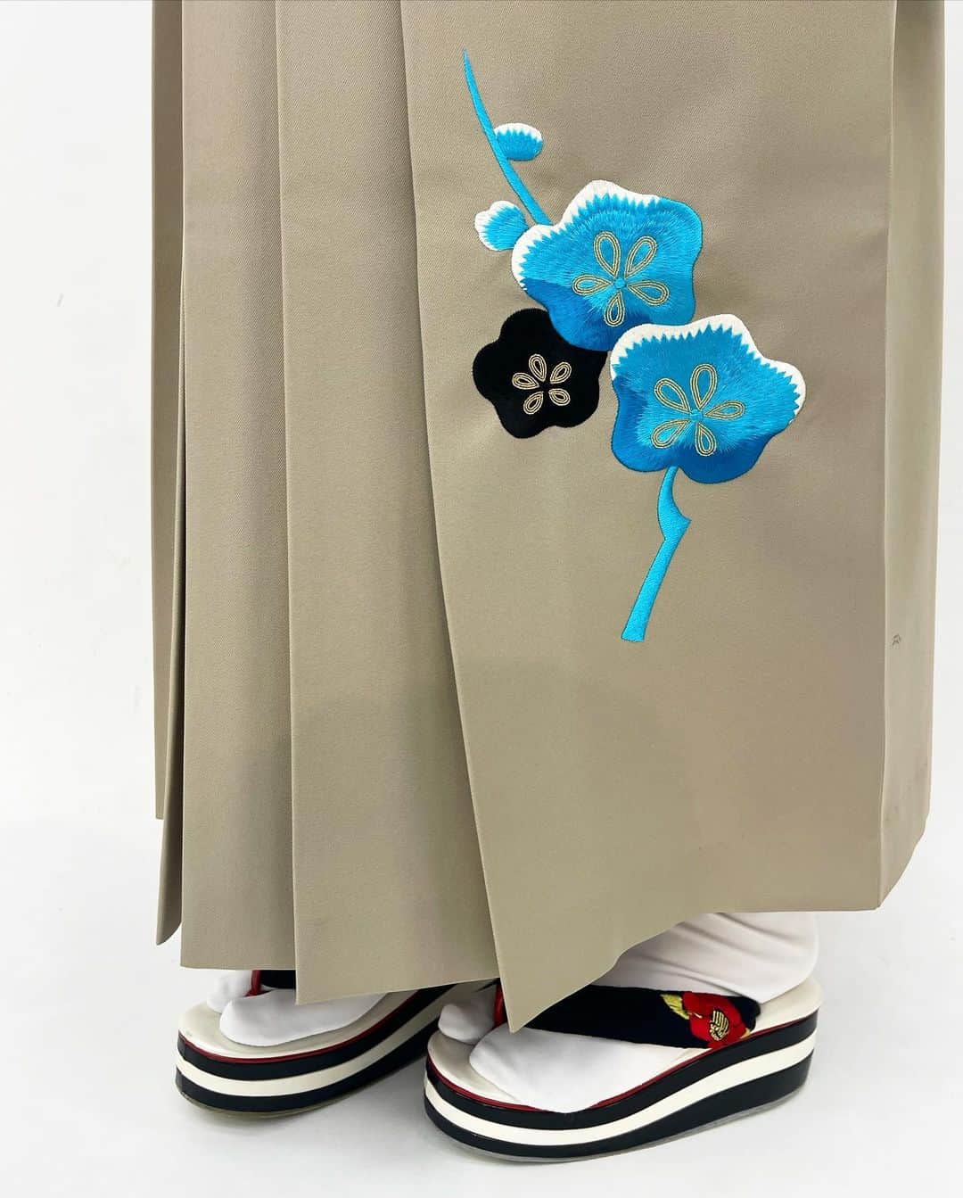 ソン・アミさんのインスタグラム写真 - (ソン・アミInstagram)「ㅤ ㅤ 撮影でだいすきな関西に行ってきました🐬☁️ お着物は何度着ても素敵だと思う 撮影以外で袴を着ることはもうないと思うから すごくこの撮影が好きなの😮‍💨🤍🤍 ㅤ @biwasakura_official さんの撮影でした🤍🐼 この前ストーリーに載せた時に、この袴が1番人気だったの❕ ㅤ 最近頭にチュール乗せるの流行ってるよね☁️ 柄も大きくて確実目立つなっていう袴🎀 素敵でした♡♡ ㅤ 振袖・袴 ご予約は @biwasakura_official まで🐬🤍 新作袴予約受付中みたいです！ #biwa桜 #お着物 #袴 #振袖 #滋賀 #卒業式 ㅤ」6月28日 17時58分 - snam8_
