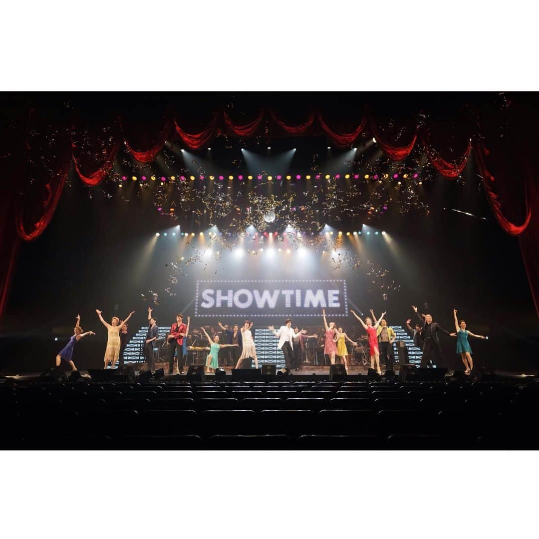 米倉涼子さんのインスタグラム写真 - (米倉涼子Instagram)「昨日、SHOWTIME千穐楽を迎えました！！ 本番はあっという間の5日間だったけど、 最高のチームでステージに上がれて とてもとても楽しくて幸せな時間でした 見に来てくださった皆さん、 応援して下さった皆さん、 改めて本当にありがとうございました✨✨  The five days flew by, and we had our final performance of SHOWTIME yesterday!!  Superb teamwork, so much fun - we had such a happy time on stage thanks to you dear patrons and supporters. Thank you once again✨✨  #SHOWTIME #城田優 #米倉涼子 #森崎ウィン #JKim #大澄賢也 #青山航士 #碓井菜央 #尾関晃輔 #加藤さや香 #神谷直樹 #田極翼 #中嶋紗希 #伯鞘麗名 #橋本由希子 #福田えり #松出直也 #三井聡  #中尾ミエ #前田美波里」6月28日 17時58分 - ryoko_yonekura_0801