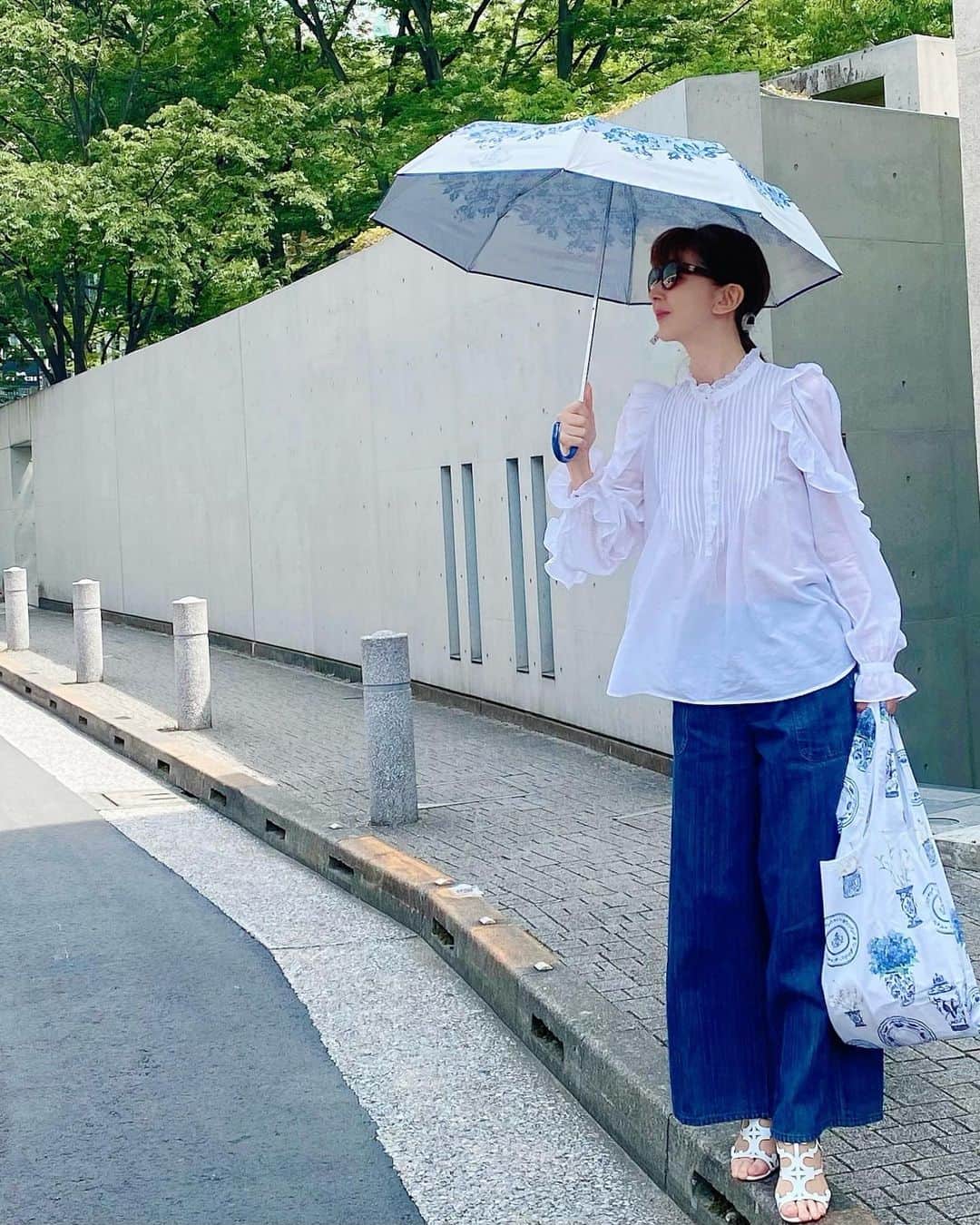 のインスタグラム：「間違い探し→→→  は、大袈裟ですが 私の足指がサンダルに向いてないのか？ 足指が地面を とらえがち💦 サンダルの 登場回数が増える この季節😓 帰宅後、速攻で 浴室へ直行⏩⏩🛁  お気に入りのブラウスは 今朝、アイロンに40分近くかかってしまった💔 無限フリル＆ピンタック🥵 アイロンは 好きな家事だけど さすがに…🤦🏻‍♀️  #ftcbeauty #ftcaoyama #ftcbeauty.staff #君島十和子 #表参道 #表参道美容 #スキンケア #スキンケアオタク #エイジングケア #義母直伝アイロン術 #ふきんも #靴下も #ありとあらゆる洗濯物 #無限ピーマン #無限フリル😭 #アイロン台新しくしたい」