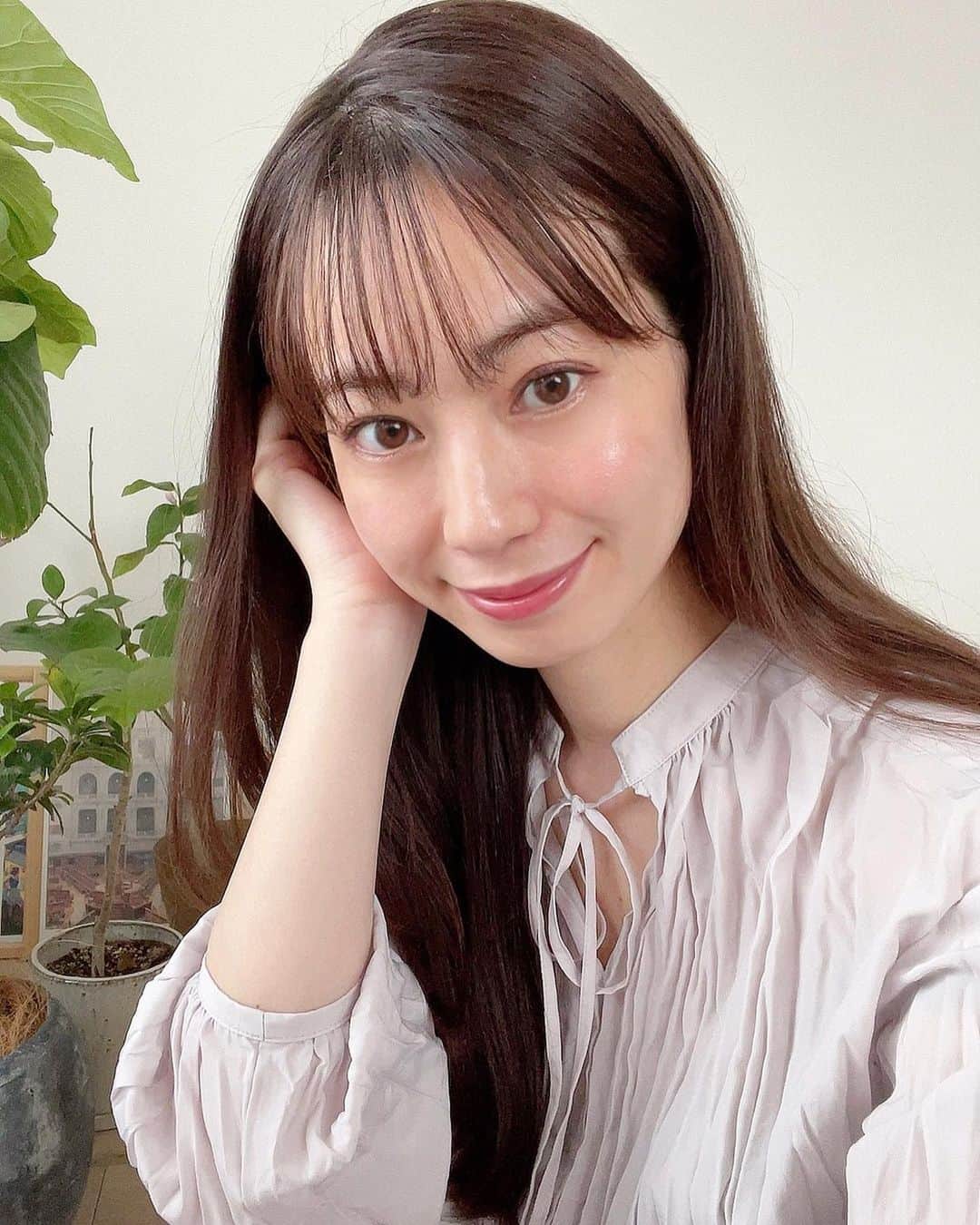 伊藤沙織のインスタグラム：「気付いたらあっという間にロングヘアになりました〜💁🏻‍♀️ ロングだと毛先の傷みやパサつきが気になり、さらに梅雨の時期だとうねりも加わって憂鬱な時期に、、、☔️🐌 このエムエーヘアオイルは、どんな髪のタイプでも使える万能オイルです🥰 天然成分でできているので、安心して使用できます🙌 オレンジ油の香りがつけるたびにリラックスできて良い香り🍊 ヘアオイルはスタイリングの仕上げとして使用するものが多いけど、エムエーヘアオイルはブローとの相性が良くて、自宅でサロンの仕上がりを体感できます✨まとまりがでてツヤっとする質感が好み❣️ 私はバームと混ぜて、毛先中心につけてスタイリングしています。夜はつけてブローして寝るだけ😴 オイルって長時間つけてると酸化してその香りがちょっと苦手なんだけど、これは天然成分なのに、特別製法でつくっているので、酸化臭がしにくくて香りだけでなく、ツヤ感も持続するのがお気に入りです🧡  販売元のアンドビーECサイトや美容サロンで販売している商品です。  @andbh_ma_official  #ヘアケア #ヘアオイル#エムエーヘアオイル#Maヘアオイル #オイル美容 #馬油#andbh_ma_official #PR」