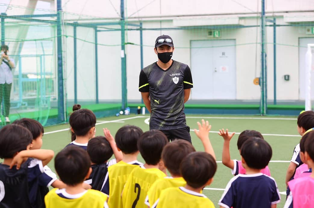 長谷部誠のインスタグラム：「*** MAKOTO HASEBE SPORTS CLUB ⚽️ 毎年この時期にクラブ生と一緒にボールを蹴ると、また新シーズン頑張ろうと思えますね！ この4月から東京の吉祥寺と白金でもスタートし、新しい仲間も増え楽しくやっています。 最後の写真はクラブ生から絵のプレゼント☺️ @makoto_hasebe_sports_club17  #fussballschule  #mhsc  #藤枝校 #浜松校 #磐田校 #吉祥寺校 #白金校」