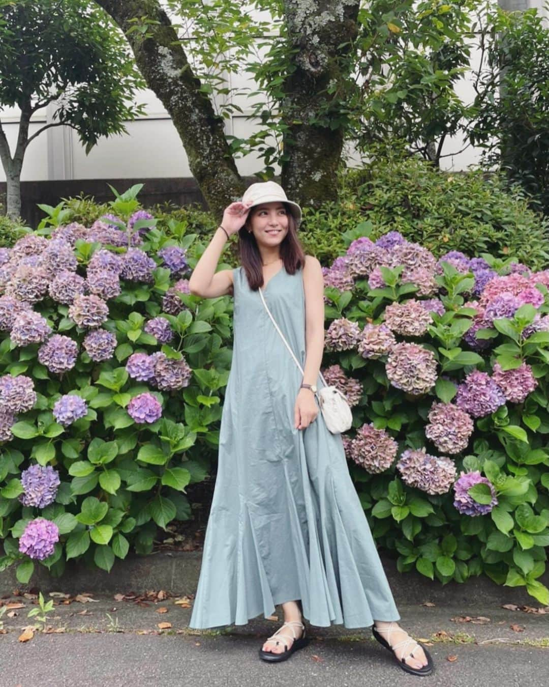 石川恋さんのインスタグラム写真 - (石川恋Instagram)「しふく🌻夏ワンピ🌻 枯れかけの紫陽花がなんだかドライフラワーみたいで 可愛かったので、枯れてしまう前に一緒に。 （いつも手首のゴム外し忘れてしまう🤭） #StyledbyRen #ootd」6月28日 18時22分 - ren_ishikawa