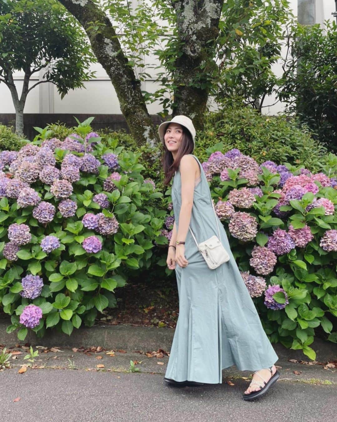 石川恋さんのインスタグラム写真 - (石川恋Instagram)「しふく🌻夏ワンピ🌻 枯れかけの紫陽花がなんだかドライフラワーみたいで 可愛かったので、枯れてしまう前に一緒に。 （いつも手首のゴム外し忘れてしまう🤭） #StyledbyRen #ootd」6月28日 18時22分 - ren_ishikawa