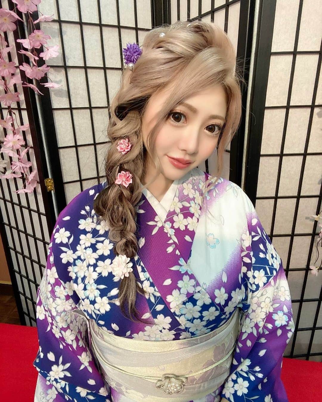 みらたむさんのインスタグラム写真 - (みらたむInstagram)「🦋🦋🦋🦋🦋🦋🦋🦋  京都の写真大量😹🙏  今回も花かんざしさんで着物借りた👘  着物の数が多くて迷ったけど今回は紫💜 やっぱり寒色系にしか目がいかん😹🦋  花かんざしさんは着物返却が21時まで大丈夫👌  もうすぐ桜や紅葉 祇園祭など 季節ライトアップの時間まで着物着て 遅くまで観光ができるけんすごい😳  スタッフさんの対応もいつも良くて有難い✨ 今回もありがとうございました☺️  @kimonohanakanzashi   未来の投稿見た で花飾りが無料で受けられるよ🌹  ⠀ #kimonohanakanzashi #着物レンタル花かんざし #着物 #着物ヘア #浴衣ヘアアレンジ #浴衣 #編みおろし #観光 #京都デート #京都 #着物レンタル  #kyoto #京都カフェ#鬼滅の刃#京都散歩#着物女子#京都観光#京都グルメ#京都散歩#京都駅#嵐山#京都着物レンタル」6月28日 18時16分 - mirai_07xx
