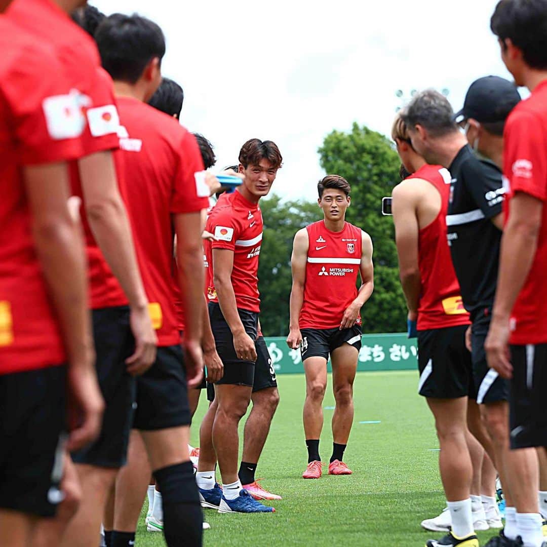 藤原優大のインスタグラム：「・ SC相模原に期限付き移籍する事になりました。 個人の成長、SC相模原の勝利のために全力で頑張ります！  そして1日はやく誕生日を祝って貰いました。頑張ってきます🔥🔥  あつきくん🥲  #浦和レッズ  #sc相模原」