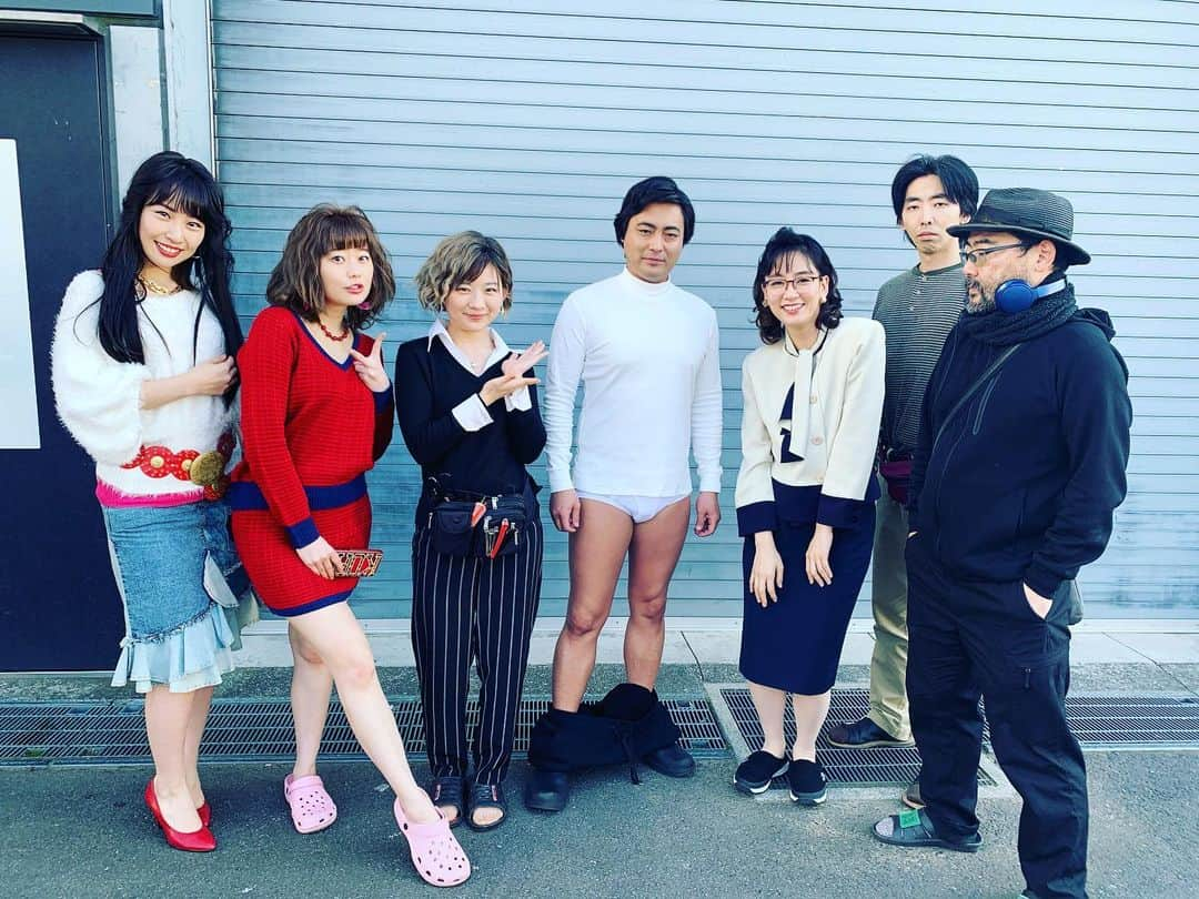 水川あさみさんのインスタグラム写真 - (水川あさみInstagram)「全裸監督シーズン2の配信が始まりましたね▼←(ブリーフね) わたくしもカメオ出演という事で少し参加させてもらいました。光栄です🙏  写真は何枚撮っても微動だにしない村西パイセンと、冨手ちゃんのピッと伸びた綺麗な右足に注目してほしい。 何枚かめくれば時生が出没するよ。 #全裸監督2」6月28日 19時23分 - mizukawa_asami