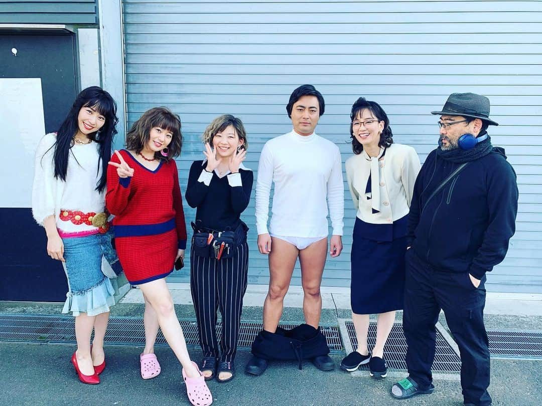 水川あさみさんのインスタグラム写真 - (水川あさみInstagram)「全裸監督シーズン2の配信が始まりましたね▼←(ブリーフね) わたくしもカメオ出演という事で少し参加させてもらいました。光栄です🙏  写真は何枚撮っても微動だにしない村西パイセンと、冨手ちゃんのピッと伸びた綺麗な右足に注目してほしい。 何枚かめくれば時生が出没するよ。 #全裸監督2」6月28日 19時23分 - mizukawa_asami