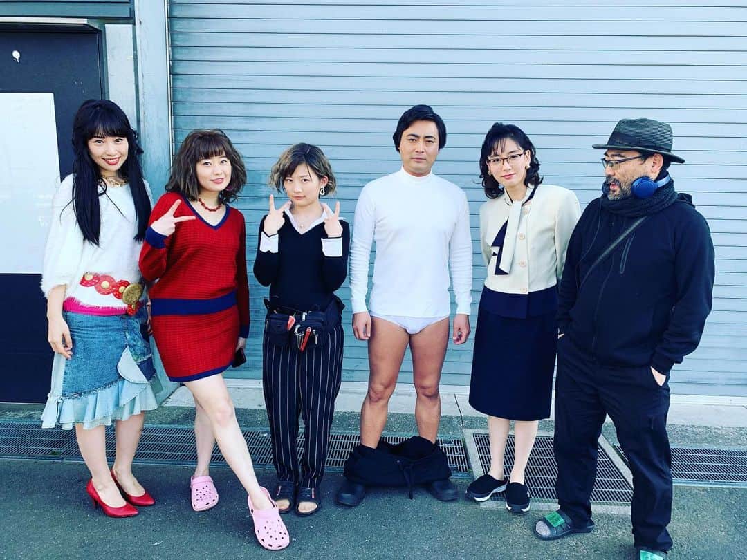 水川あさみのインスタグラム：「全裸監督シーズン2の配信が始まりましたね▼←(ブリーフね) わたくしもカメオ出演という事で少し参加させてもらいました。光栄です🙏  写真は何枚撮っても微動だにしない村西パイセンと、冨手ちゃんのピッと伸びた綺麗な右足に注目してほしい。 何枚かめくれば時生が出没するよ。 #全裸監督2」