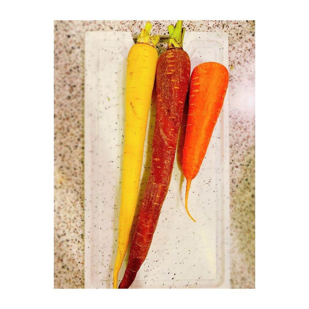高橋メアリージュンさんのインスタグラム写真 - (高橋メアリージュンInstagram)「Organic carrot soup🥕 素材が美味しいと味付けは塩少しだけで絶品。。 几帳面な所とそうでない所の差が激しい私ですが、料理に関しては本当にざっくばらん。。 色違いのニンジン達を分けることなく、「何色になってもいいやー😋」とまとめて スープへ。  その割に綺麗な色になった🌼  自分で収穫した🥕というのもあって嬉しい美味しさでした✌︎  #organicfood  #organiccarrot #無農薬野菜 #ざっくばらん #動物占いはライオン　です🦁 #ニンジンスープ のレシピは　 @no_ra_organic に載っていたレシピ🥕」6月28日 19時16分 - maryjuntakahashi