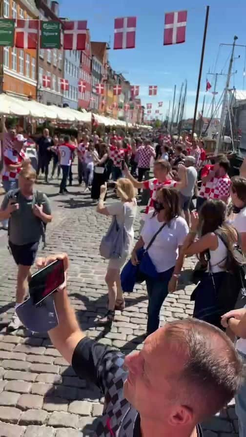 ブランカ・ブラシッチのインスタグラム：「Warming up! #EURO2021 #croatia #vatreni #obitelj 🇭🇷🇭🇷🇭🇷 #copenhagen」