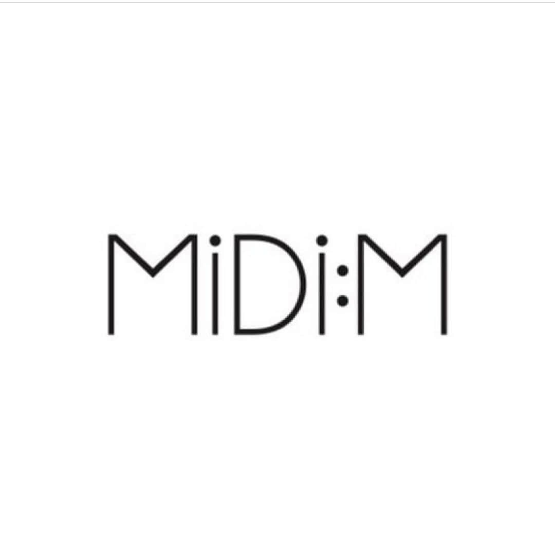 ダーブロウ有紗のインスタグラム：「重大発表❣️  この度、長年私の夢であったお洋服のブランドを作る事をご縁あって形にする事ができました🔥  親子で着ることができるリンクコーデブランドです✨  ブランド名は「MiDi:M」ミディム　@midim.official  音楽が好きな親子、兄弟、友達同士で着てもらえるようなブランドにしていきたいです👨‍👩‍👦  第一弾はTシャツシリーズ！ 販売は7月中旬となります✨ ぜひ、オフィシャルアカウントのフォローの方もよろしくお願いいたします☺️✨  詳細などまたUPしていきます！ 応援していただけると嬉しいです☻✨  photo by @maru_1111   #リンクコーデ #親子コーデ #音楽」