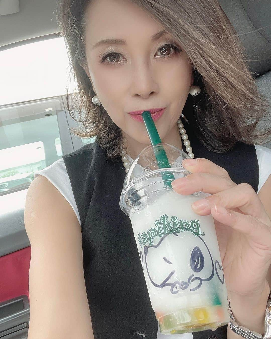 Naoko（なおこ）さんのインスタグラム写真 - (Naoko（なおこ）Instagram)「🥤 🥤 🥤 営業途中の チルアウト💬💬💬  熊本でタピオカていえば 誰でも飲んでる タピキングさん🟤⚪️🟤⚪️🟤 @tapiking_official   響が小さいころ よくナムコに虫キングの カードゲームしにきて タピキング買って飲んだなぁ。 . だから今でも たまに 無性に飲みたくなる🧚‍♀️ . .  . トレーニングしはじめて なかなか手を出さなくなったけど たまに疲れたとき ご褒美で ひとりタピします🎶 やっぱこの味➰💚💙 さっぱりライチ✨✨ . . . トレーニー用の ドリンク作ってくれんかなぁ . 低糖質 低脂質 タンパク質入った ドリンク🎶 . 商品開発 お願いします😊 タピキングさん😊🙋‍♀️✨✨ . . #タピオカ熊本 #タピキング #トレーニング#筋トレ #筋トレ女子 #筋トレダイエット #筋トレ女子と繋がりたい #くびれたい #筋トレで痩せたい #減量 #美ボディ #アラフィフ  #大人カジュアル#筋トレ日記 #筋トレ生活 #ボディメイク #50代の筋トレ #熊本 #アンチエイジング#kumamoto #Trainingmotivation #Bodybuilding#Muscletraining #fitnessmodel#training #workoutvideo #gymgirl#Housemusiclove」6月28日 19時58分 - smile_naohibi