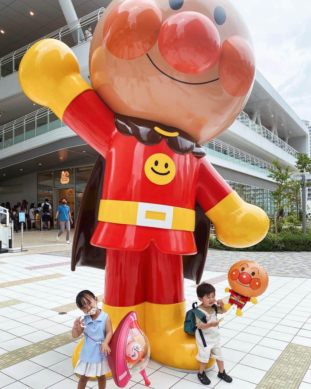 ソンイのインスタグラム：「双子の姉家族 @sonkyou1013 とアンパンマンミュージアムに🧒🏻🎈👧🏻 この日のVlogをYouTubeにアップしたよ🌈 子供たちが楽しそうで、大好きな行きつけご飯も食べれて充実dayだったな🥟🧋🥢」