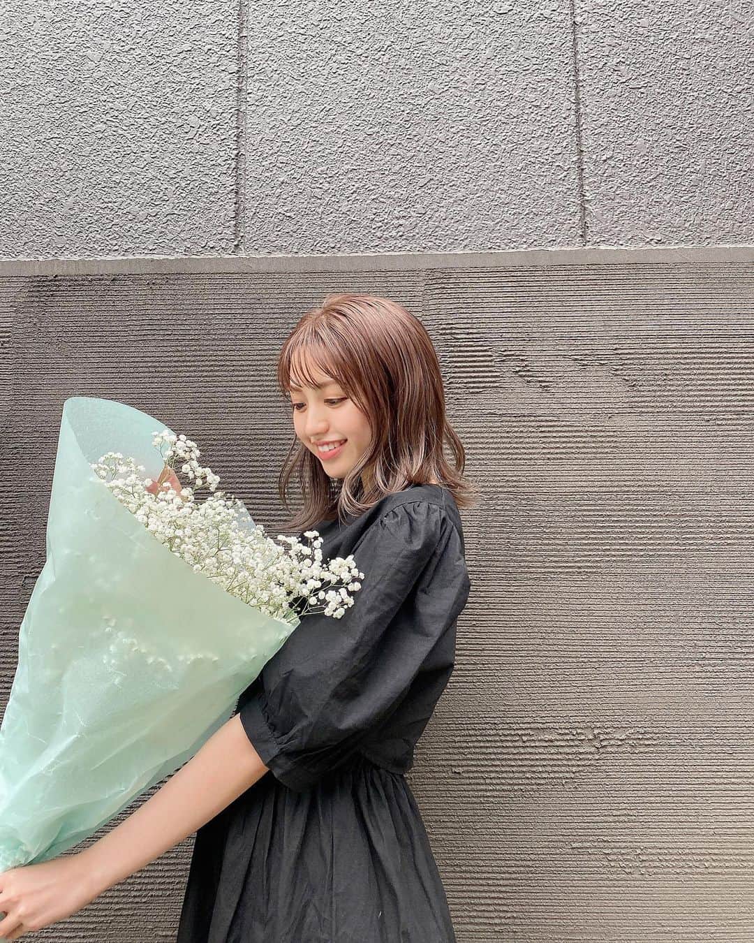 香音さんのインスタグラム写真 - (香音Instagram)「昨日の撮影で沢山お花をいただいたの☁️ .  カスミソウまっしろでかわいい☺︎❀」6月28日 20時04分 - kanon420_official