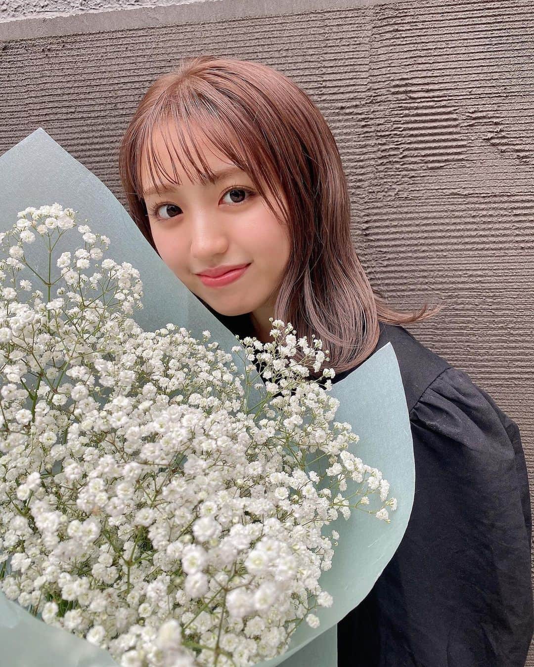 香音さんのインスタグラム写真 - (香音Instagram)「昨日の撮影で沢山お花をいただいたの☁️ .  カスミソウまっしろでかわいい☺︎❀」6月28日 20時04分 - kanon420_official