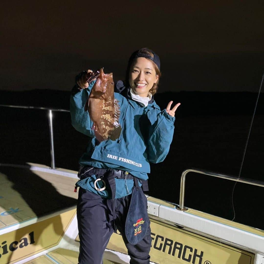 彼方茜香さんのインスタグラム写真 - (彼方茜香Instagram)「毎年恒例♥ 大阪湾ナイトのボートアコウ釣りはかれこれ何年通ってますでしょうか？ 写真遡ると2015年くらいからある気がします(笑) テキサスリグでキャストしてボトムからのツンツンフォールで釣れるイメージ。(毎年釣り方忘れてるけど) 絶対行きたい釣りが増えすぎてて、、、選べないので、タイミング優先(笑) 安定安心のあいらぶガッシーにも沢山会えました❤ 釣り仲間としょーもない話しかせずの釣行(失礼w)も最高です！！！  #ライフジャケットは必ず着用しましょう  #シーマジカル  #アコウ釣り  #33cm  #sarynfishing  #iriefishingclub  #youshi」6月28日 20時19分 - serikaochikata