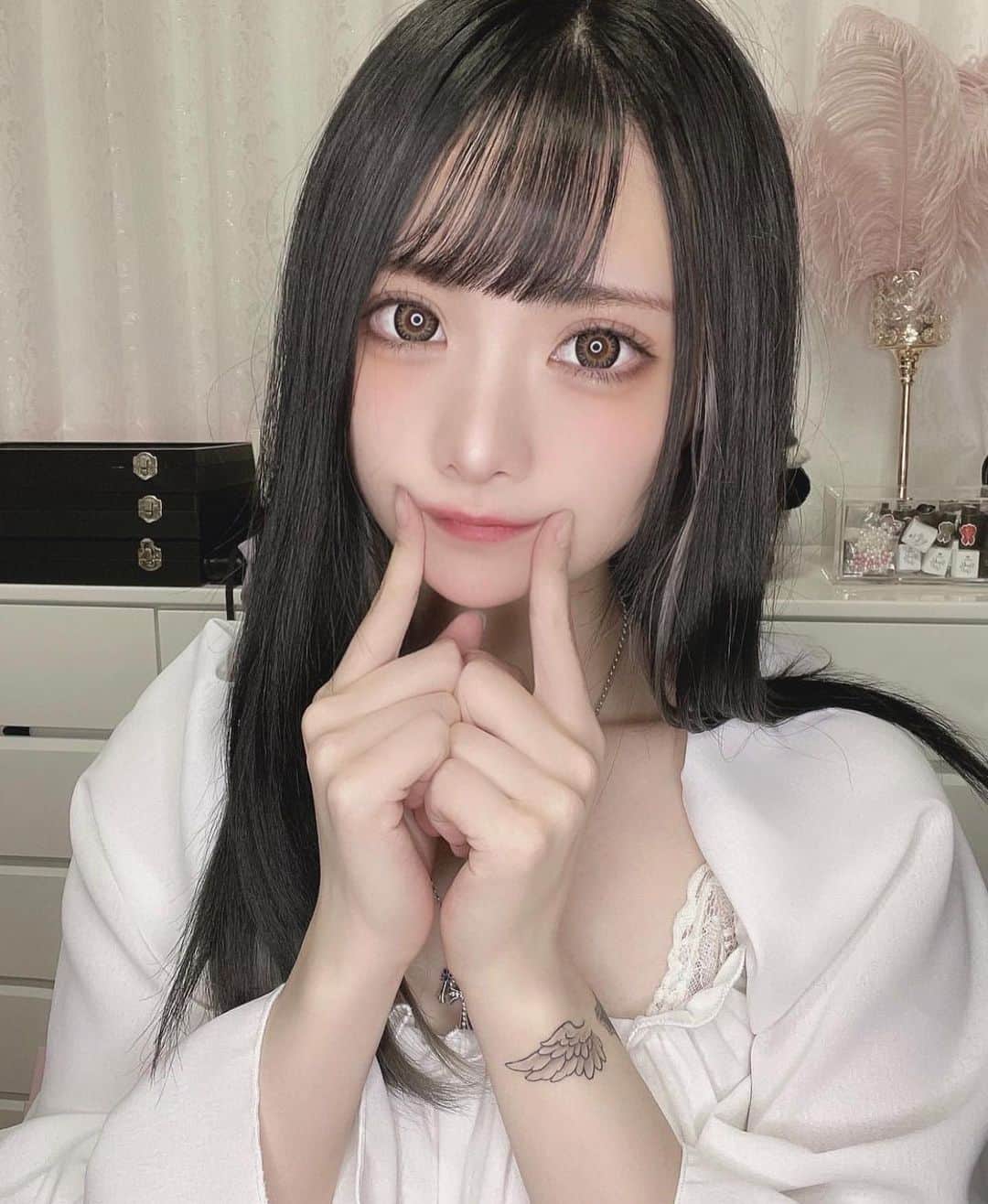 彫師美漸のインスタグラム：「@moco_cial 👼😈 @misa_k88 👼💎❤️ @mimura.ami 🌹 ・ #美漸レタリング #美漸ガールズタトゥー #刺青 #彫師 #美漸 #彫師美漸 #海老名 #中目黒 #タトゥー #東京タトゥー #tokyo #tattoo #art #fashion #bizenart #bizen #문신　#Bizentattoo  #tattooer #tattooist #tattooartist #tattooart #tattooshop #japanesetattoo」