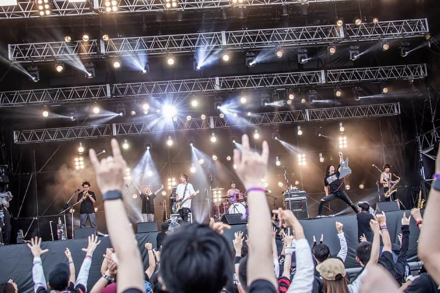 猪狩秀平さんのインスタグラム写真 - (猪狩秀平Instagram)「♪ . DEADPOP FESTIVAL in  東扇島公園 . MAHが言葉をめちゃくちゃ選びながら、自分の気持ちを伝える姿をステージで見たら感動しちゃったなぁ。 仲間ながらにカッコいい事やってんなぁと思いました☺︎ . 誘ってくれてホンマにありがとう！ おつかれさま！ . @hayachinphoto」6月28日 20時38分 - hey_igari_0131