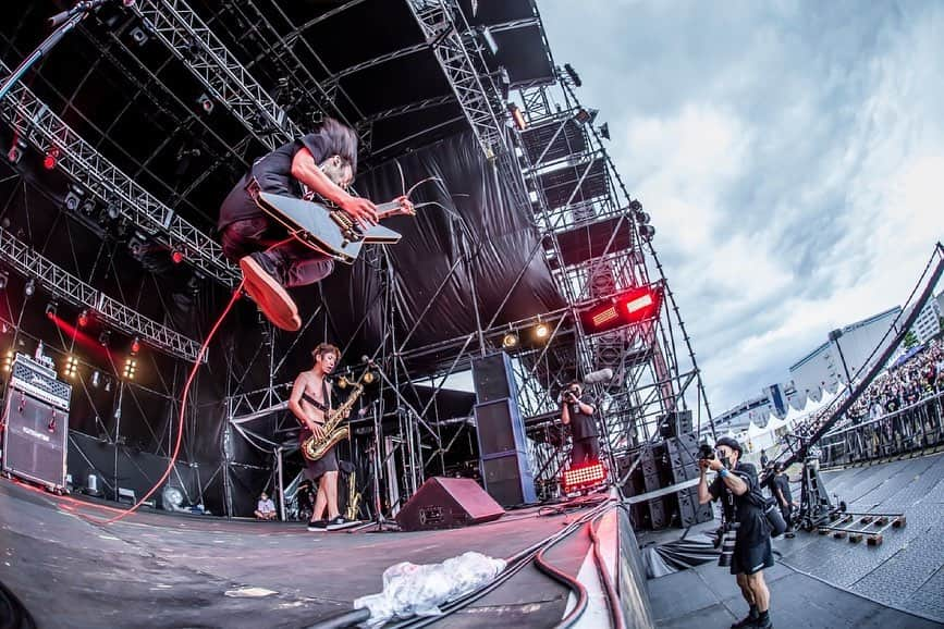 猪狩秀平さんのインスタグラム写真 - (猪狩秀平Instagram)「♪ . DEADPOP FESTIVAL in  東扇島公園 . MAHが言葉をめちゃくちゃ選びながら、自分の気持ちを伝える姿をステージで見たら感動しちゃったなぁ。 仲間ながらにカッコいい事やってんなぁと思いました☺︎ . 誘ってくれてホンマにありがとう！ おつかれさま！ . @hayachinphoto」6月28日 20時38分 - hey_igari_0131