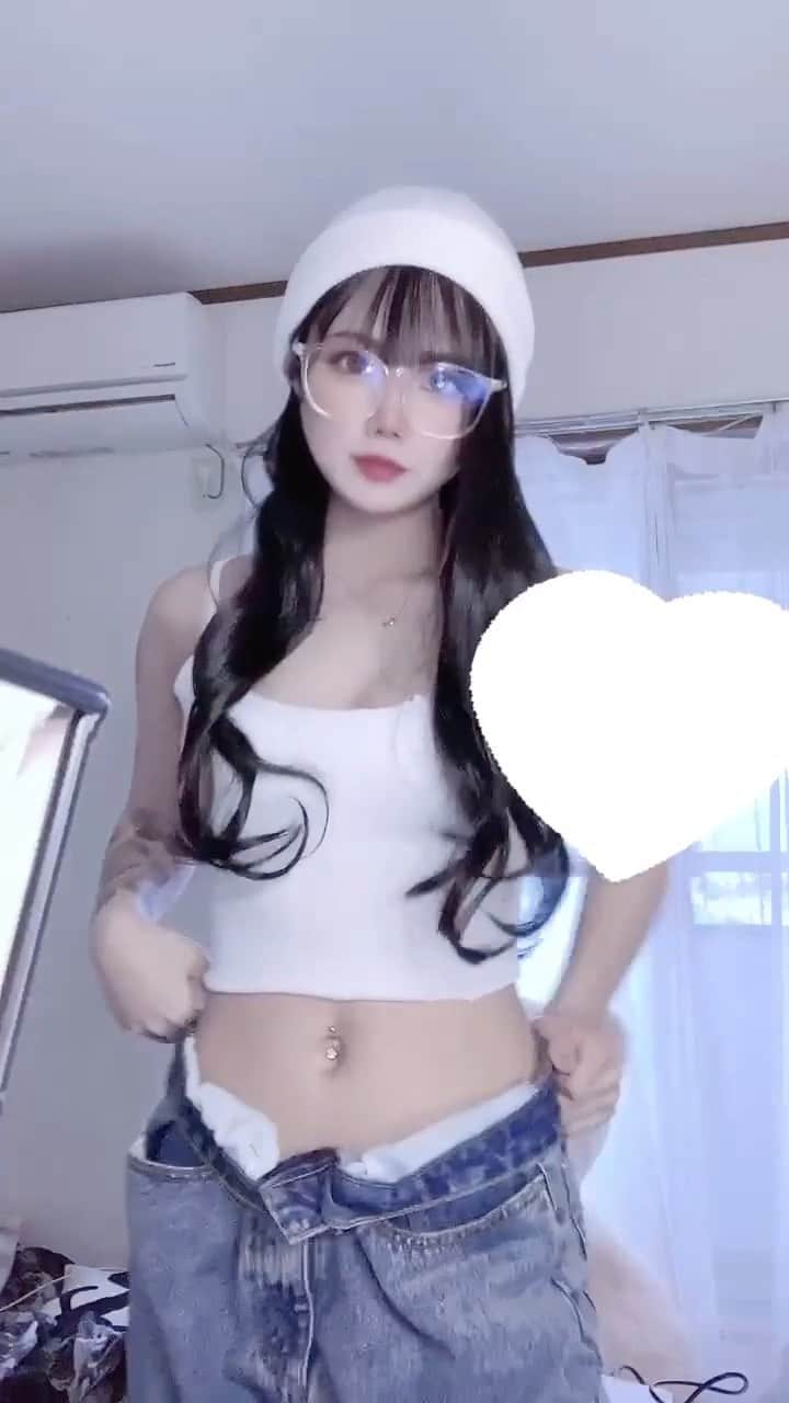 のインスタグラム：「りこちゃんです♪ ⁡ プロフを見る限り山口県の女の子なのかな？ ⁡ 要するに、美ボディとはこのことです。 # 文章下手くそか ⁡ 以前も、ストーリーの方で ご紹介させて頂いたのですが ⁡ 『かっこいい！ SPEEDに居そう！』 ⁡ という、コメントが届き、 ⁡ 要するに、沖縄のアクターズスクールの アーティストみたいということでしょう。 # 文章下手くそか # 安室ちゃんとかSPEEDを輩出したとこね ⁡ また、 ⁡ 『DA.YO.NE を思い出しました☆』 ⁡ という人もいて  # 名曲 ⁡ 間違っても 『だよねーだよねー』と 共感して返信しなかったわけですが # 絶対そう言わせようとしてただろ # 言うっきゃないかもね そんな時ならね ⁡ たまに、ここのフォロワーさんの 9割以上がわからない アラフォー世代のネタをぶっ込んでくる 人がいるわけです。 ⁡ しかし、ダンサーというか アーティストのような曲線美で ⁡ 日々、体型維持に切磋琢磨している 我々運営陣としては ⁡ 日頃、どんな食事やトレーニングなどを 行っているのか興味津々なほど 芸術的なスタイルです。 ⁡ TikTok には、メイドさんだったり また違った雰囲気の動画も アップされてるので ぜに遊びに行ってみてください♪ ⁡ ⁡ 編集部からは以上でーす。 ⁡ ⁡ 【本日のモデルさん】 @r.h.0513  ⁡ てぃっくとっく⇒ ri___02201 ⁡ ⁡ ぜひ投稿の下にある 飛行機マークからシェアして いただけると嬉しいですっ‪⸜‪‪☺︎‬⸝‬‪‪ ⁡ ⁡ ━━━━━━ ▼ 開催中 ━━━━━━ ⁡ フォロワーさんが 推してる女の子を ご紹介させて頂いてます！ ⁡ 総選挙スタイルで、国民が選ぶ 『今、日本一モテてる高校生』を 掲載しているメディアになってます！ ⁡ 全国の芸能事務所 各メディア、各雑誌の編集部 またプロデューサーの方々と 提携していて 新人発掘にも協力しています！ ⁡ ⁡ ━━━━━━━ ⁡ PS. 女子高生ミスコン 2021エントリー受付中です！ ⁡ プロフィールのリンクから どうぞ♪ @teen_trend_tv ⁡ ━━━━━━━ ⁡ #TikTok  #ティックトック #てぃっくとっく #ティックトッカー #ダンス #ダンス動画 #めがね女子  #可愛い女の子  #へそ出し #美少女 #美少女図鑑 #美人 #アーティスト #可愛い #可愛すぎ #私服コーデ  #帽子コーデ  #可愛すぎる #美人すぎる #スレンダー #細い  #スタイル抜群  #モデル」