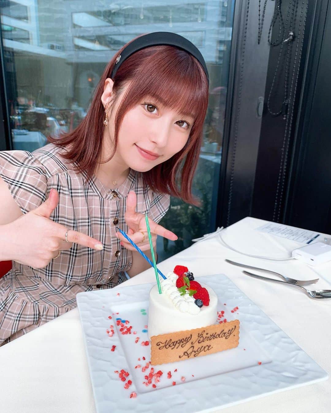 のインスタグラム：「🌹 . タイトル 【友達のお誕生日祝いを してあげていたのに 『次私も撮ってー！』と 友達へのサプライズケーキを 我が物顔で撮影する女】 . . おめでとう！🎉笑 . . #happybirthday #birthday #birthdaycake #congratulations #おめでとう #すきぴしか勝たん」