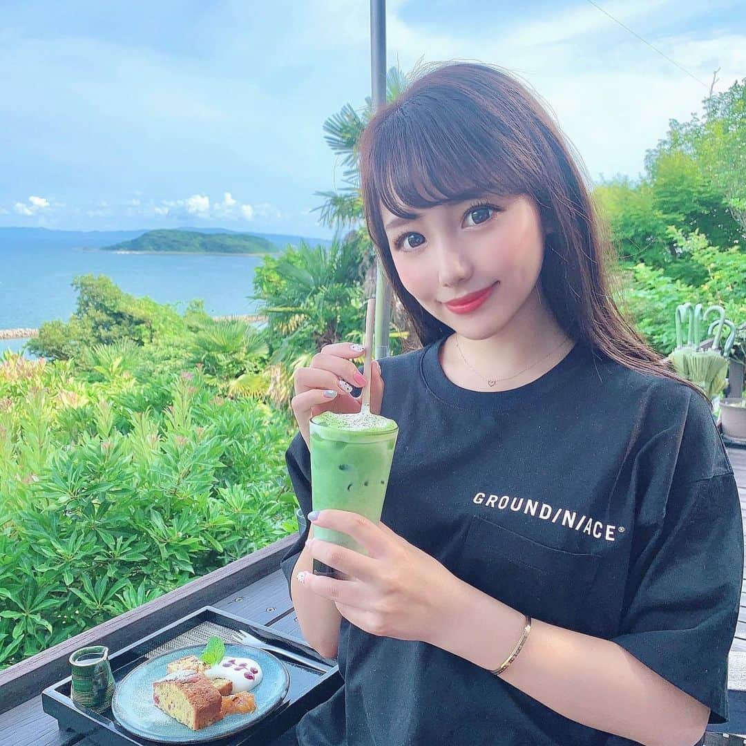 のインスタグラム：「⋆ ずっと行きたかった カフェたらそに行ってきました❤︎  雨予報だったんだけど晴れた〜！ 海沿いのカフェテラスで ゆったり過ごすのが一番好き🥰  @ground_n_ace の新作Tシャツで カジュアルdayでした❤︎  #ootd #fashion #instafood #instagram  #hairstyle #outfit #code #instafashion  #ファッション #撮影 #ヘアスタイル #ヘア  #コーディネート #コーデ #今日の服」