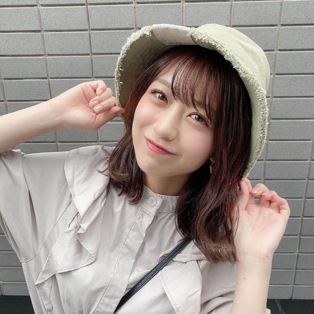 のインスタグラム：「. 今日は美容dayでした💄♡ フェイシャルエステにいってきたよー！ 今年は日焼け止めを朝起きたらちゃんと塗るようになったし、毎日のケアにスチーマーを取り入れるようになった🙆🏻‍♀️  写真は新しいお気に入りのバケハ☺︎  @slim_beauty_house  @herlipto  #美容day #バケハコーデ」