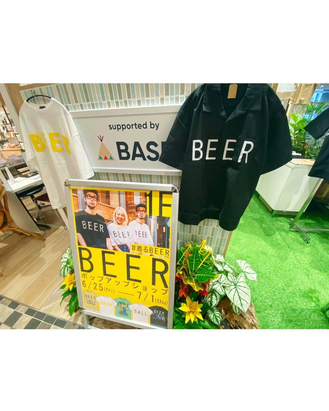 新矢皐月さんのインスタグラム写真 - (新矢皐月Instagram)「⁡ ⁡ ⁡ ビール好きの双子のラッパー #上鈴木兄弟 が送るアパレルブランド「BEER」さんのポップアップショップ行ってきました👕✨ ⁡ ビールがテーマのアパレルブランドとのことで 一時期売り子やってた身としては 変に親近感湧いてます🍻🍻 ⁡ Tシャツどれも可愛くて迷ったけど ロゴTにしました！！ 着てるのはMサイズ！！ ⁡ 大きいサイズもあってみなさんも着れると思うのでぜひお揃いしましょう☺️💓 ⁡ ⁡ このデニムキャップとかサコッシュも可愛いかった🥺 ⁡ 夏はTシャツにBEERだね🍻 ⁡ 07/01まで新宿マルイ本館1階でポップアップショップ開催中ですので是非行ってみてね🍻 ⁡ オンラインshopはコチラ https://www.beerbeerbeer.beer/ ⁡ ⁡ #着るBEER #着るビール #ビール大好き ⁡ ⁡  #여자 #다리 #허벅지 #japanesegirl #japaneseanime #animegirl #絲襪 #美腿#japaneseculture  #太もも #脚 #Tシャツ　#Tシャツコーデ　#白T」6月28日 20時48分 - araya_satsuki