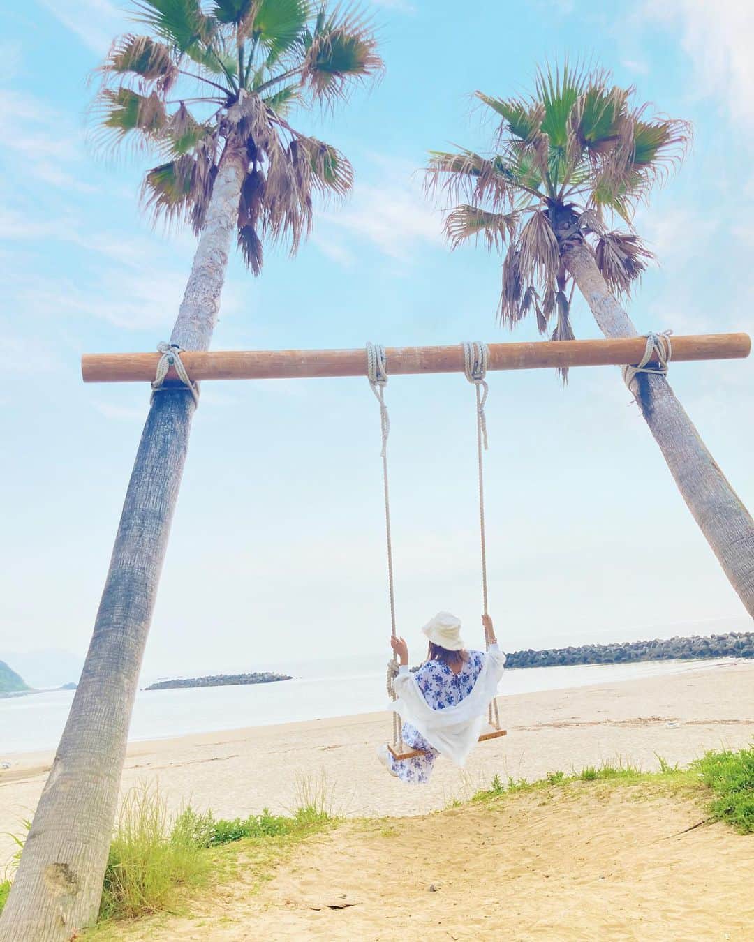 のインスタグラム：「ㅤㅤㅤㅤㅤ  ㅤㅤㅤㅤㅤ 南の島にいきたいな〜🏝  ㅤㅤㅤㅤㅤ  ㅤㅤㅤㅤㅤ  ㅤㅤㅤㅤㅤ #時差投稿 #糸島ブランコ #ブランコ #beach #beachlife #beachvibes #beachgirl #beachday #ヤシの木 #palmtrees #palmtree #palmtrees🌴 #バケットハット #バケハ #砂浜 #糸島 #糸島観光 #福岡 #海 #海コーデ #itoshima #海辺 #浜辺 #透けシャツ #花柄ワンピ #ブルーコーデ #japanesegirl #日本女孩 #福岡」