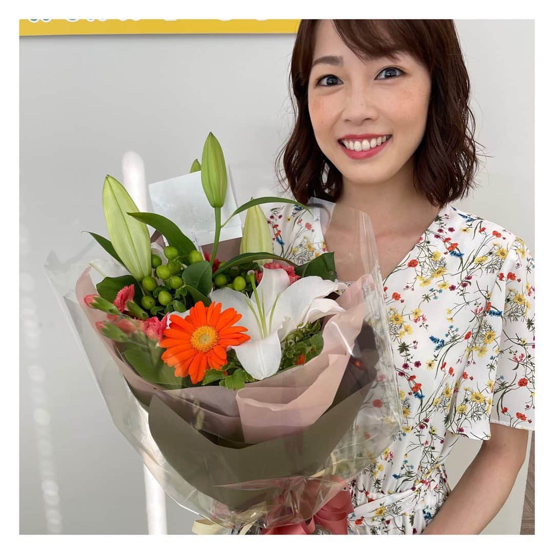 高橋春花のインスタグラム：「6/26に31歳になりました😆 花と海苔をもらいました🤣 応援いただきありがとうございます！ 花柄衣装に花！ #高橋春花#アナウンサー #誕生日 #1番ノリ 何のことやらわからない方は イチオシのインスタをどうぞ。」