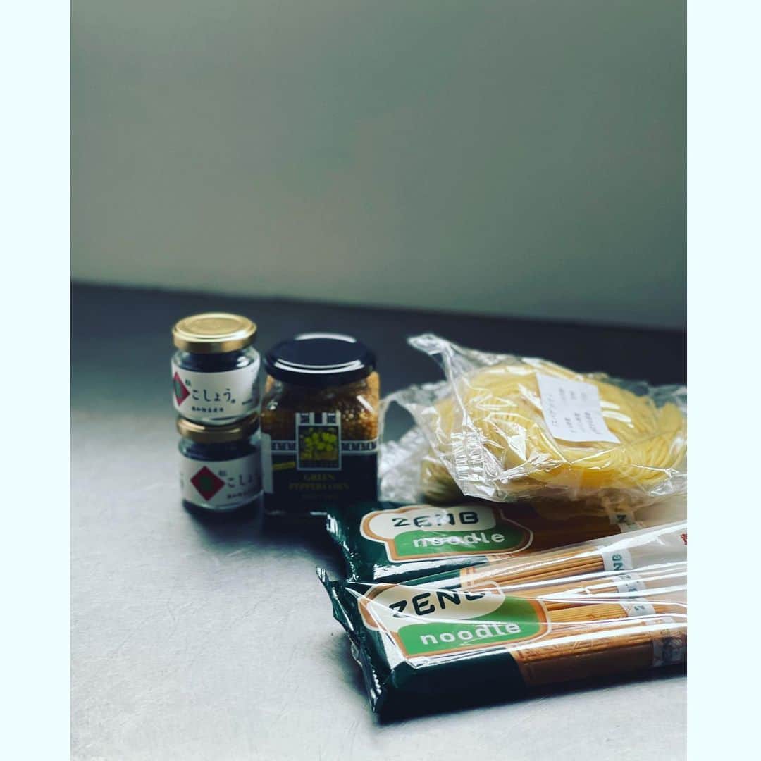 神崎恵さんのインスタグラム写真 - (神崎恵Instagram)「週末のお昼ごはんや時間のない日の夕飯に助かる美味しい麺。 蕎麦やパスタや素麺、うどんは常備しています。 その中の2つ。 豆でできている麺、ZENBと お取り寄せをしている淡路麺業の生パスタ。 ZENBはパスタのように使ったり、ラーメンにしたりサラダにしたり、いろいろな味付けに合うから助かります。 淡路麺業の生パスタは、スパゲティとタリアテッレ、それから低糖質生パスタ、スパゲティとタリアテッレ。冷凍保存もできて◎。 これがもちもち美味しくて🥺✨ シンプルな味付けでも贅沢な美味しさになる幸せ。 ちょっと手抜きをしても、美味しく仕上がるって最高😭 我が家の定番は、しっとりやわらかく茹でたササミと葱やシラスのペペロンチーノ。 この週末も、美味しかった🙌  明日の夜、インスタライブの予定です。 #おうちご飯 #ZENB #淡路麺業」6月28日 21時07分 - megumi_kanzaki
