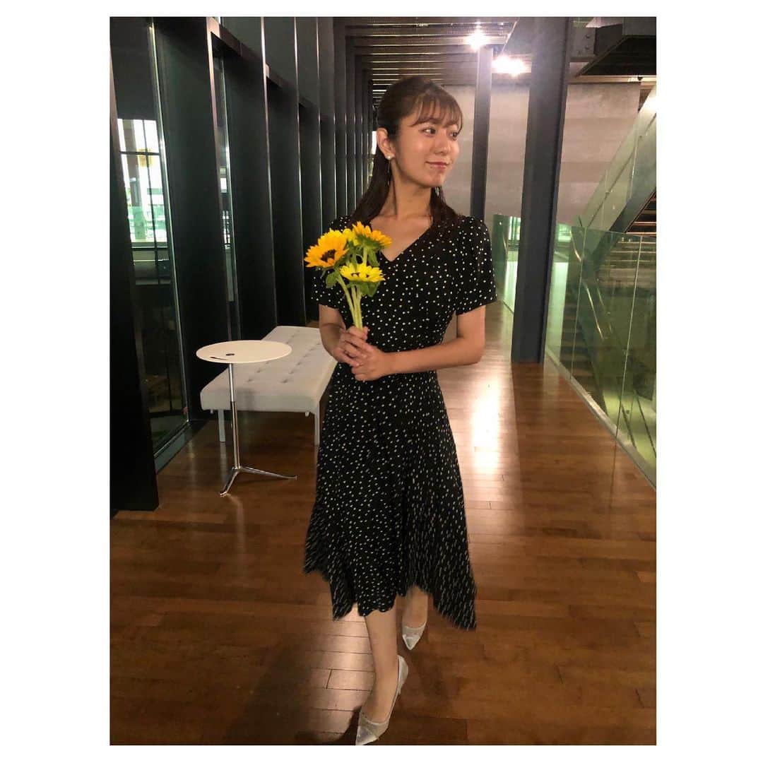 のインスタグラム：「🌞 . 全身の写真も見たいと声をいただいたので 昨日載せたひまわりのアザーカットです📸 . 中濱さん( @ayana_nakahama )連写しまくりです😂 でも、いつも助かってます💓 . ワンピースは @rirandture_official のもの👗 前はカシュクールになっていて デコルテ周りスッキリ見え✨ . 黒い服なので、見えにくいですが ウエストに付いている細めのリボンも 華奢見えするアイテムです♪ . 👠は @randa_pic  普段はぺたんこ靴なので、 OAが近付くとこのヒールに履き替えています🙋‍♀️ . #私服 #リランドチュール #ランダ #rirandture #randa #ヒマワリ」