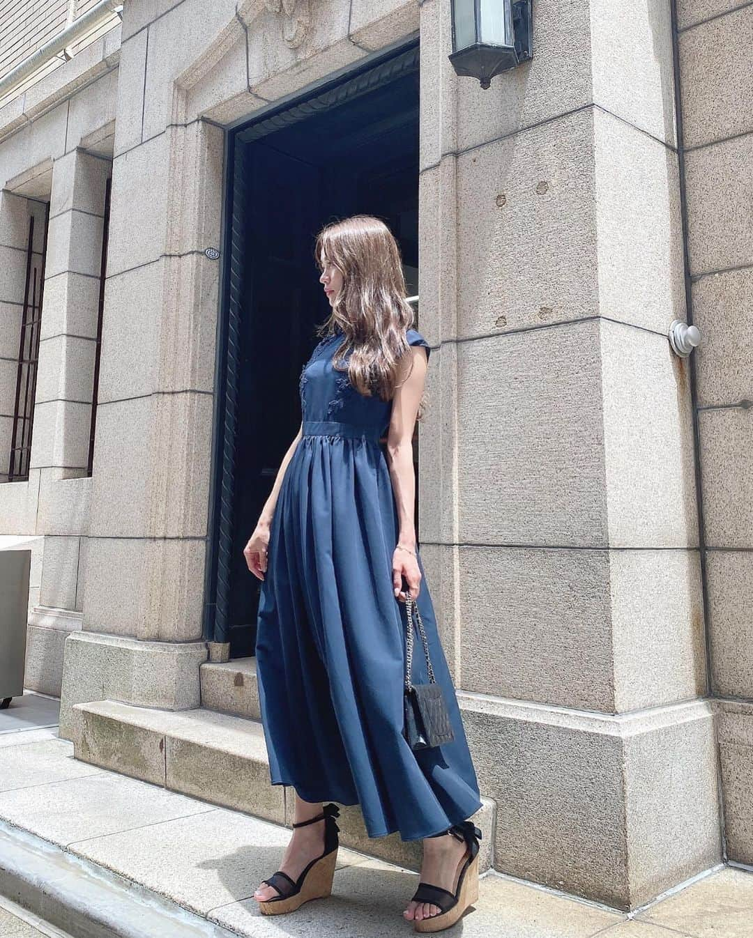 Isakoさんのインスタグラム写真 - (IsakoInstagram)「navy color dress🌹 　 シックなドレスコーデの日👗 大人っぽくセンター分けにしてみました💓 　 @dinoble_official の新作のフレンチスリーブフレアワンピースのネイビーカラーです💓 　 胸元の刺繍がとーっても可愛いの💐 このドレスはお友達の結婚式にもおすすめだし、 デートにもおすすめ💓🥺 　 スワイプして刺繍の可愛さを是非見て下さいね😊 　 　 dress @dinoble_official  bag @chanelofficial  　 　 　 #ネイビーカラー#ネイビーブルー#大人コーデ#大人ファッション#大人シンプル#結婚式コーデ#二次会ドレス#二次会コーデ#大人かわいい#大人女子#dinoble」6月28日 21時12分 - ichaaako