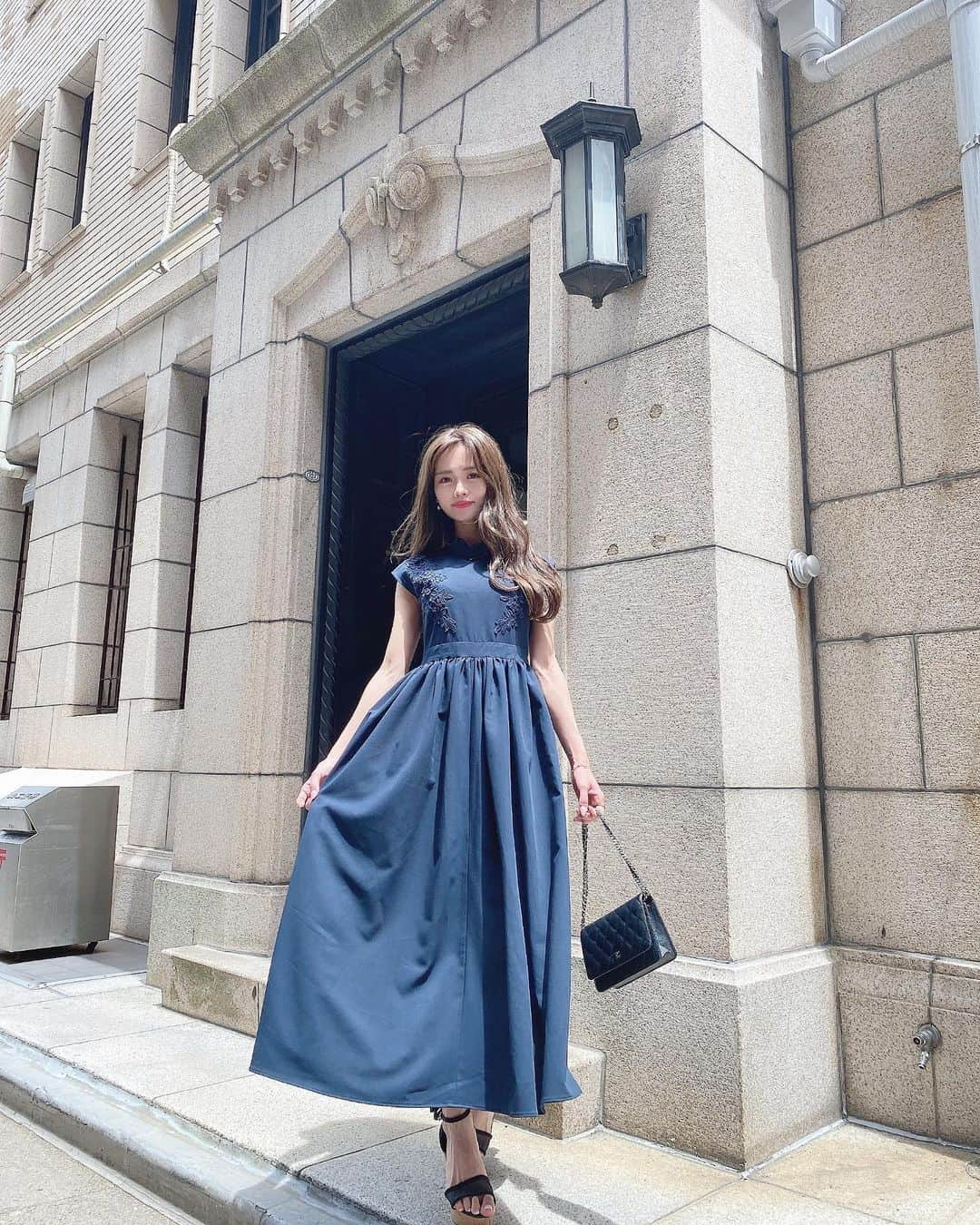 Isakoさんのインスタグラム写真 - (IsakoInstagram)「navy color dress🌹 　 シックなドレスコーデの日👗 大人っぽくセンター分けにしてみました💓 　 @dinoble_official の新作のフレンチスリーブフレアワンピースのネイビーカラーです💓 　 胸元の刺繍がとーっても可愛いの💐 このドレスはお友達の結婚式にもおすすめだし、 デートにもおすすめ💓🥺 　 スワイプして刺繍の可愛さを是非見て下さいね😊 　 　 dress @dinoble_official  bag @chanelofficial  　 　 　 #ネイビーカラー#ネイビーブルー#大人コーデ#大人ファッション#大人シンプル#結婚式コーデ#二次会ドレス#二次会コーデ#大人かわいい#大人女子#dinoble」6月28日 21時12分 - ichaaako