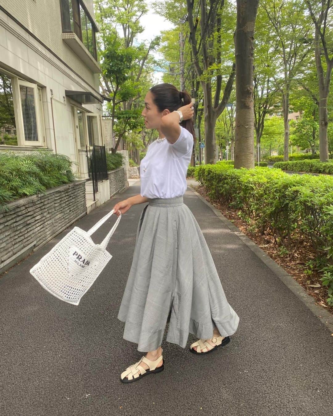 亀恭子のインスタグラム：「久しぶりのpost.  私は元気にしております。 毎日てんてこ舞いであっという間に過ぎていく今日この頃。  SNSうっかり眠ってました… コメントもありがとうございます❤︎ ひとつひとつ返信したい私ですが、それもなかなか追いつかないまま月日が過ぎていく…  近頃の私はお洋服はベーシックに。 素材やシルエットに愛を持って。  カットソーは @dressterior_official × Kyokokame コラボ  White,Gray, beige, lavender 4色展開 サイズはその日の気分やコーディネートで使い分ける2サイズ  今日のWhiteはジャストサイズに着るsmallです。  ジャストサイズのカットソーには、 後ろにかけてレングスが長く揺れ感が美しいスカートに合わせて レディの気分で❤︎  today's… #fashion #ootd #kkstyle #tokyo #kamescloset #cutandsew #dressterior #skirt #madisonblue #pearlnecklace #maayapearls #silvernecklace #tiffany #bag #prada #shoes #zara #summer #june」