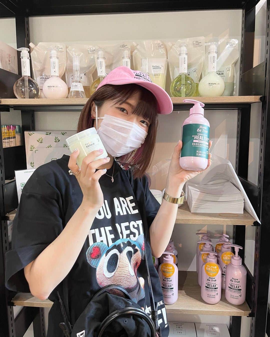 ぱいぱいでか美のインスタグラム：「ifcaさんのいろいろ展示会！ . ほんっとーーにたまたま ifcaから出してるヘアケア用品使ってること多いんだけど 前回出会ったダイアンビートゥルーは動物や環境に対する考え方も好きで 引き続き使ってます〜 今回もいろいろ見させていただいたんだけど 私まじで前回BeTRUEに出会えてよかったですわ！ って興奮気味にお伝えして撮った写真がこれです。笑 顔嬉しそうなのオモロ。 NatureLab.も今使ってみてるんですが髪の毛いい感じにまとまるし こちらも環境や動物に優しくて安心して使えます☺️ 全て気を遣えたらそれが一番いいけど できるとこからやるのが身近に感じて大事かなと思ってて クルエルティフリーマークのついているものを 積極的に使ってます🐇❤︎ . #ダイアンビートゥルー #クルエルティフリー」