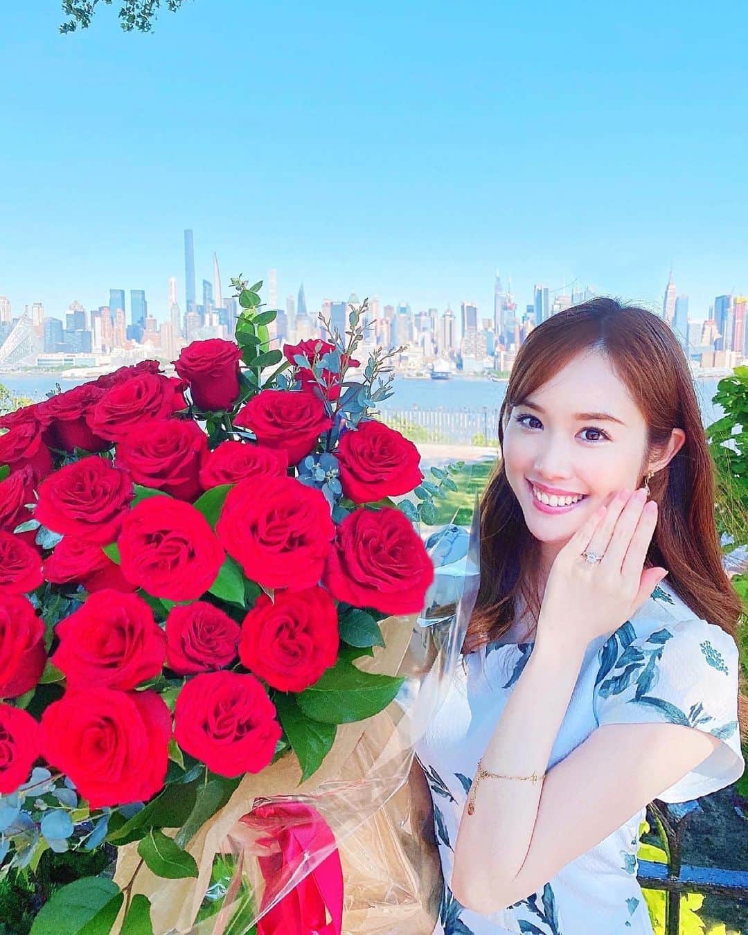 メロディー・モリタのインスタグラム：「I said YES!!😊💍🌹✨ この度、かねてよりお付き合いしておりました方と結婚することになりました✨  I'm going to get married!💖 Ever since the day I met him, I thought that he was such a polite and caring person with the warmest smile. As I got to know him more day by day, he also turned out to be the funniest yet most hardworking, intelligent person. Throughout the years, I've never heard him boast about his achievements, but I could tell how he is able to make every goal he sets for himself come true through his strong dedication and perseverance. On top of that, being with him makes any moment precious and unforgettable. I love him with my whole heart and feel so blessed to spend the rest of my life with him.☺️  Until now, I've never publicized my "love life" as I'm not the type to post that type of content, but I did want to share about this exciting new chapter with you all. I will continue working and hustling as I have until now, but my environment and lifestyle will change. Knowing that we can get through anything together, I am so excited to begin the journey ahead of us.❤️  いつも心穏やかで器が大きく、常に上を目指し妥協しない彼に、私は多くの刺激を受け成長することができました。  彼が成し遂げてきたことの苦労と自慢を一度も聞いたことはありませんが、その計り知れない努力、そして一つ一つの目標を着実に達成していく姿を心から尊敬しています。  今まで恋愛に関する投稿をしたことがありませんでしたが、これから環境も代わり、人生の新たなスタートということでご報告をさせて頂きました。 （今後は新生活の中で、皆さんのお役に立てるような内容に関しましては少しずつシェアできればと思っております）  彼のサポートも頂きながら、笑顔あふれる温かい家庭を築き、今後も変わらず活動をして参ります。  いつも応援のお言葉やメッセージを下さる皆様、本当に有難うございます。不器用ながらこれからは仕事と家庭を大切に頑張りますので、今後共どうぞ宜しくお願い致します。  メロディー モリタ」