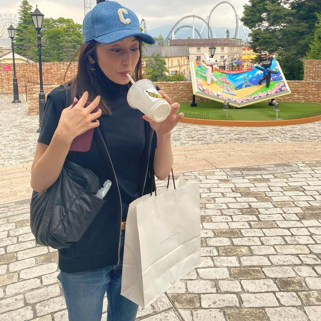 矢田亜希子さんのインスタグラム写真 - (矢田亜希子Instagram)「富士急ハイランド‼︎ これだけ昔から富士急ハイランドにきているのにドドンパ初めて乗りました。最高すぎました。 #富士急ハイランド#中学校代休#仲良し親子と#気分転換#思い立って行っちゃったよ#最高すぎたよ#はしゃぎすぎる母親2人#冷静な中学男子たち#遊園地には身軽な服装#遊園地コーデ #デニム#バッグは軽く#手指消毒スプレーはすぐに出せるポッケに#はみ出てる#スニーカー #ドドンパをバックに自撮りしているw #トーマスランドにもよく連れて行ったな🥺」6月28日 22時08分 - akiko_yada