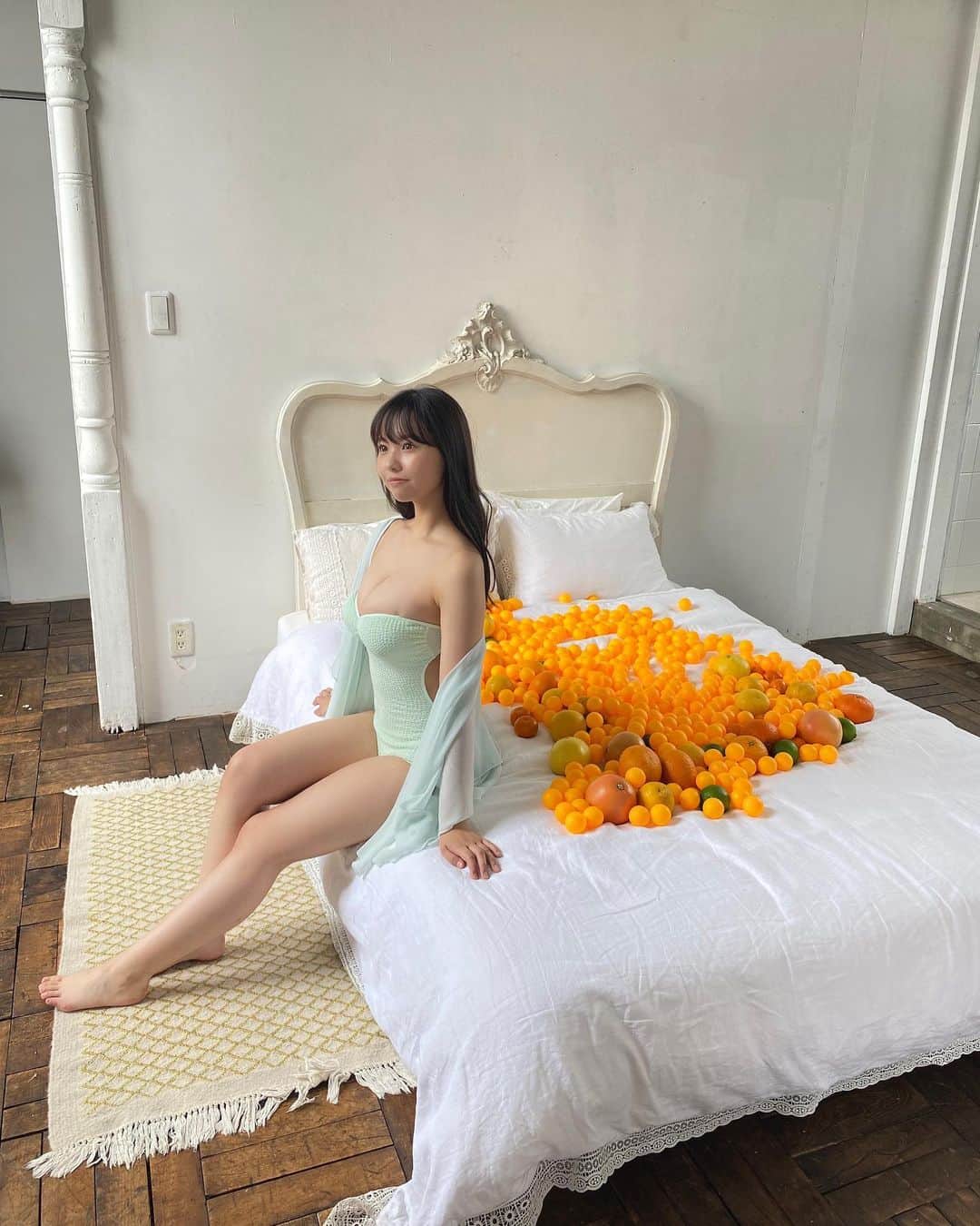 本郷柚巴のインスタグラム：「2枚目3枚目に行くたび めちゃくちゃ笑ってる〜😂  #platinumflash さん #オフショット」